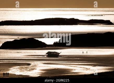 Sonnenuntergang am Magheraclougher Strand Bunbeg, Bun Beag, Cara na Mara (Freund des Meeres) Bad Eddie, Eddie's Boat, County Donegal Ireland Stockfoto