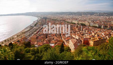 Luftaufnahme von Nizza, Frankreich, mit dem Strand und der Promenade des Anglais. Nizza ist die Hauptstadt des Departements Alpes-Maritimes an der französischen Riviera. Stockfoto