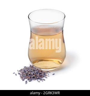 Glastasse mit Lavendeltee und einem frischen Zweig Lavendel vorne isoliert auf weißem Hintergrund Stockfoto