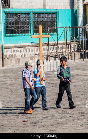 SANTIAGO ATITLAN, GUATEMALA - 24. MÄRZ 2016: Kleine Jungen mit Kreuz in Santiago Atitlan. Stockfoto