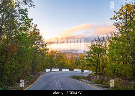 Asphaltstraße in Berggebieten im Herbst Stockfoto