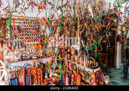 SANTIAGO ATITLAN, GUATEMALA - 24. MÄRZ 2016: Interieur eines Souvenirladens im Dorf Santiago Atitlan. Stockfoto