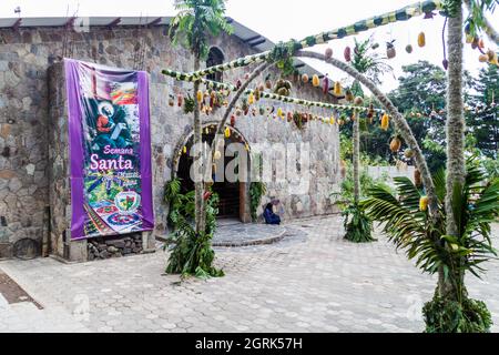 SAN MARCOS LA LAGUNA, GUATEMALA - 24. MÄRZ 2016: Kirche mit Osterschmuck aus Früchten. Stockfoto