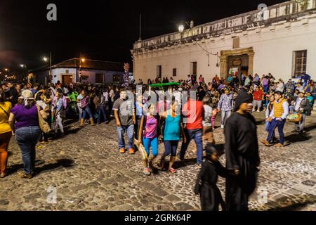 ANTIGUA, GUATEMALA - 25. MÄRZ 2016: Teilnehmer der Prozession am Karfreitag in Antigua Guatemala-Stadt. Stockfoto