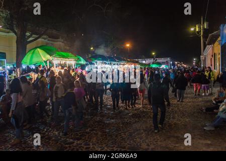 ANTIGUA, GUATEMALA - 25. MÄRZ 2016: Die Menschen essen an den Imbissständen in Antigua Guatemala-Stadt. Stockfoto