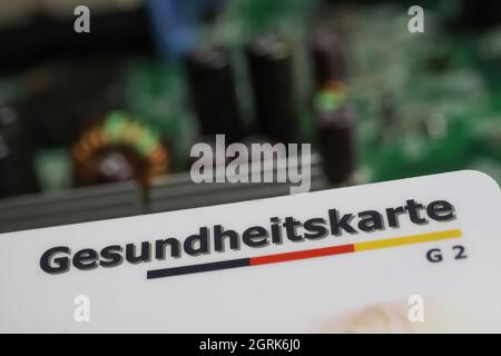 Viersen, Deutschland - Mai 9. 2021: Nahaufnahme der gesundheitskarte auf der Computerplatine Stockfoto