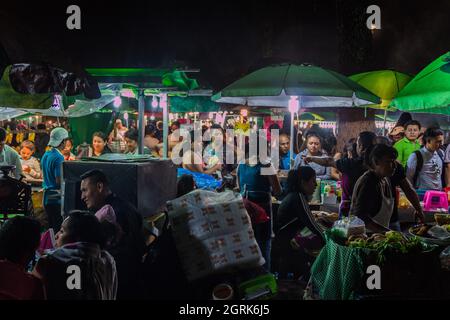 ANTIGUA, GUATEMALA - 25. MÄRZ 2016: Die Menschen essen an den Imbissständen in Antigua Guatemala-Stadt. Stockfoto