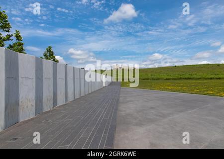 SHANKSVILLE PA, VEREINIGTE STAATEN - Jul 10, 2021: Der Absturzort des Flight 93 National Memorial und die weiße Marmorwand mit Namen Stockfoto