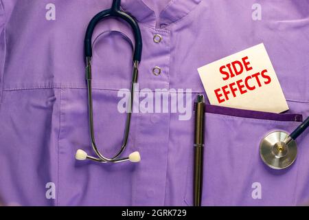 Symbol für Nebenwirkungen. Medizinische Uniform, weiße Karte mit den Worten Nebenwirkungen, metallischer Stift und Stethoskop. Medizinische und Nebenwirkungen Konzept. Stockfoto
