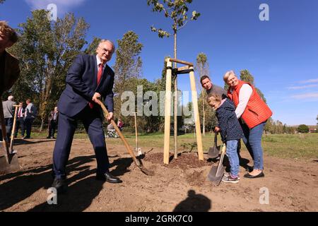 01. Oktober 2021, Sachsen-Anhalt, Hötensleben: Der Ministerpräsident von Sachsen-Anhalt, Reiner Haseloff (l), pflanzt 16 Eichen mit den Botschaftern der Einheit aus allen Bundesländern in der Nähe des Grenzdenkmals Hötensleben. Foto: Matthias Bein/dpa-Zentralbild/ZB Stockfoto