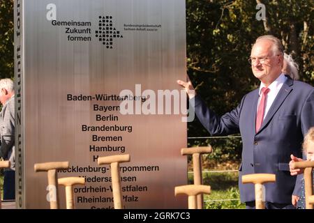 01. Oktober 2021, Sachsen-Anhalt, Hötensleben: Der Ministerpräsident von Sachsen-Anhalt, Reiner Haseloff, steht mit den Botschaftern der Einheit aus allen Bundesländern vor einer Stele, die zuvor gemeinsam enthüllt wurde. Foto: Matthias Bein/dpa-Zentralbild/ZB Stockfoto