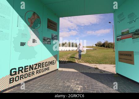 01. Oktober 2021, Sachsen-Anhalt, Hötensleben: Ansicht einer original erhaltenen Grenzmauer. Die Botschafter der Einheit aus allen Bundesländern pflanzten heute im Beisein des Ministerpräsidenten von Sachsen-Anhalt Haseloff 16 Eichen. Foto: Matthias Bein/dpa-Zentralbild/ZB Stockfoto