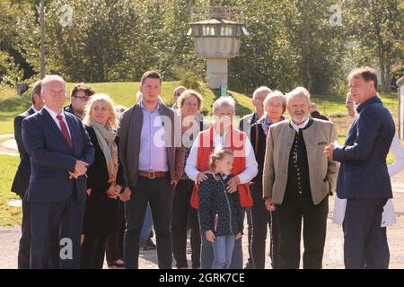 01. Oktober 2021, Sachsen-Anhalt, Hötensleben: Der Ministerpräsident von Sachsen-Anhalt, Reiner Haseloff (l), steht am Grenzdenkmal mit den Unity-Botschaftern aus allen Bundesländern. Foto: Matthias Bein/dpa-Zentralbild/ZB Stockfoto