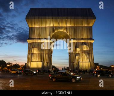 DER ARC DE TRIOMPHE UMHÜLLT DEN SONNENUNTERGANG UND DIE NACHT IN PARIS Stockfoto