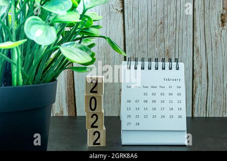 Weißer Kalender Februar 2022 mit Holzblock. Neujahrskonzept Stockfoto