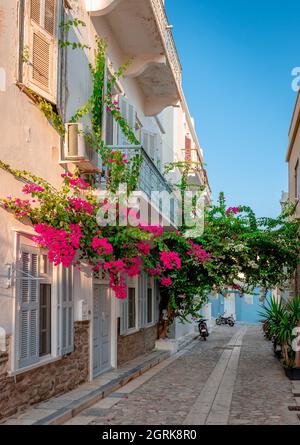 Straßenansicht der gepflasterten engen Gasse und traditionellen Häuser in Ermoupolis, der Hauptstadt von Syros, einer griechischen Insel in der Ägäis. Stockfoto