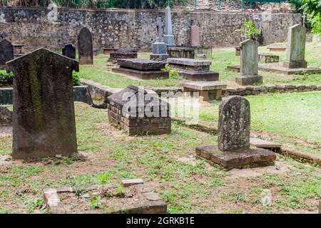 KANDY, SRI LANKA - 19. JULI 2016: Britischer Garnisonsfriedhof in Kandy, Sri Lanka Stockfoto