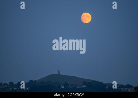 Glastonbury Tor von den Mooren bei Sonnenuntergang. Mit einem aufgehenden Vollmond. Stockfoto