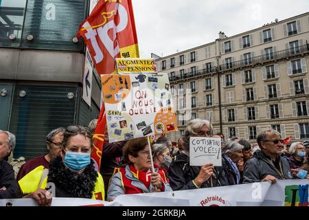 Paris, Frankreich. Oktober 2021. Demonstration von Rentnern in der Nähe des Finanzministeriums für die Neubewertung der Altersrenten. Paris, Frankreich am 30. Oktober 2021. Foto von Pierrick Villette/Avenir Pictures/ABACAPRESS.COM Quelle: Abaca Press/Alamy Live News Stockfoto