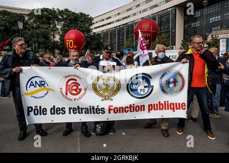 Paris, Frankreich. Oktober 2021. Demonstration von Rentnern in der Nähe des Finanzministeriums für die Neubewertung der Altersrenten. Paris, Frankreich am 30. Oktober 2021. Foto von Pierrick Villette/Avenir Pictures/ABACAPRESS.COM Quelle: Abaca Press/Alamy Live News Stockfoto