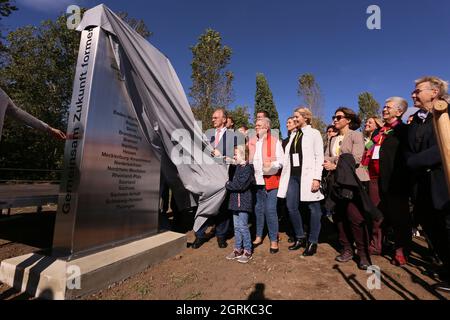 01. Oktober 2021, Sachsen-Anhalt, Hötensleben: Der Ministerpräsident von Sachsen-Anhalt, Reiner Haseloff (l.), enthüllt eine Stele in der Nähe des Grenzdenkmals Hötensleben mit Botschaftern der Einheit aus allen Bundesländern. Foto: Matthias Bein/dpa-Zentralbild/ZB Stockfoto