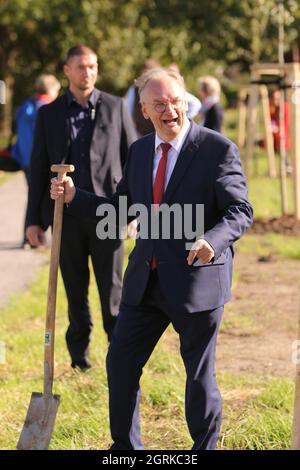 01. Oktober 2021, Sachsen-Anhalt, Hötensleben: Der Ministerpräsident von Sachsen-Anhalt, Reiner Haseloff, pflanzt mit den Botschaftern der Einheit aus allen Bundesländern in der Nähe des Grenzdenkmals Hötensleben Eichen. Foto: Matthias Bein/dpa-Zentralbild/ZB Stockfoto