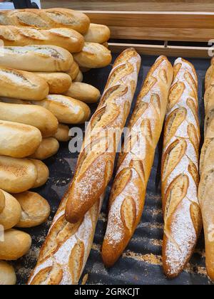 Verschiedene Arten von französischen Baguettes in einer Bäckerei oder einem Lebensmittelgeschäft. Frisch gebackenes Brot Stockfoto