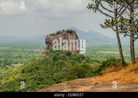 Blick auf Sigiriya Lion Rock vom nahe gelegenen Pidurangala Rock, Sri Lanka Stockfoto
