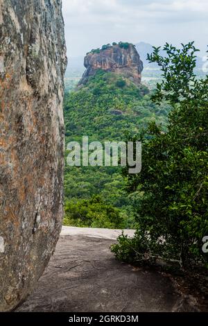 Blick auf Sigiriya Lion Rock vom nahe gelegenen Pidurangala Rock, Sri Lanka Stockfoto