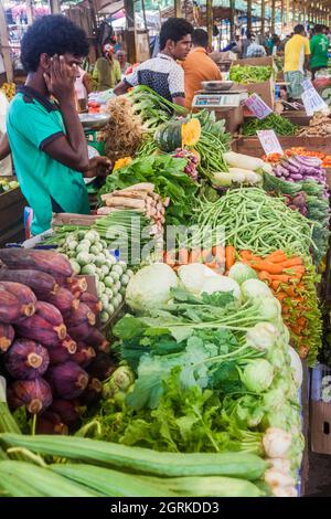 COLOMBO, SRI LANKA - 26. JULI 2016: Gemüseverkäufer auf dem Self Employees Market in Colombo, Sri Lanka Stockfoto