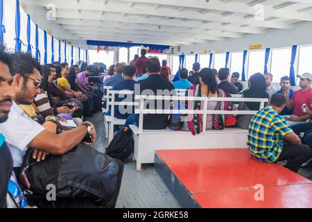 MALE, MALEDIVEN - 11. JULI 2016: Passagiere auf einer Fähre zwischen Male und dem Internationalen Flughafen Ibrahim Nasir, Malediven. Stockfoto