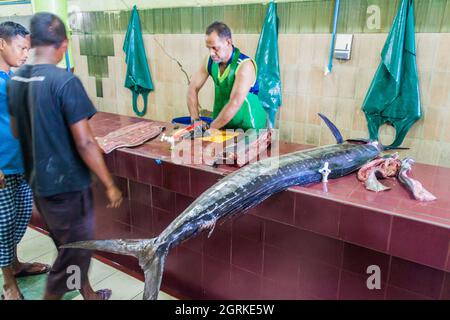 MALE, MALEDIVEN - 11. JULI 2016: Schwertfisch zum Verkauf auf dem Fischmarkt in Male. Stockfoto