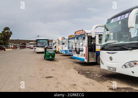 GALLE, SRI LANKA - 12. JULI 2016: Busse an einem Busbahnhof in Galle Stockfoto