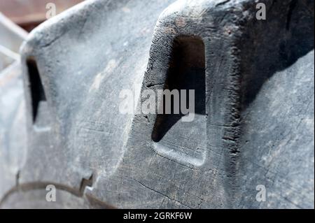 Altes Fahrzeug, Altfahrzeug, abgenutzter Reifen, Baggerlader Stockfoto