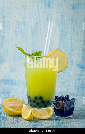 Limonade mit Bubble Tea auf blauem Stein Hintergrund Stockfoto