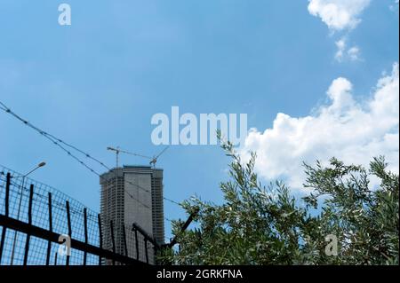 Hohes Gebäude im Bau in der Stadt Stockfoto