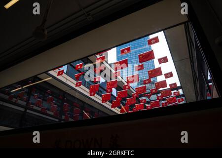 Hongkong, China. Oktober 2021. Zum 72. Nationalen Tag der Volksrepublik China in Hongkong wurden in der ganzen Stadt Reihen chinesischer und Hongkonger Flaggen aufgestellt. Kredit: SOPA Images Limited/Alamy Live Nachrichten Stockfoto