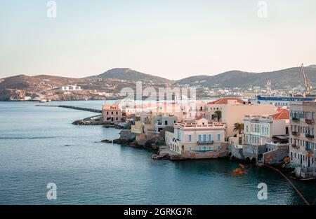 Neoklassizistische Villen direkt am Meer mit Blick auf die Ägäis in Ermoupolis, der Hauptstadt der Insel Syros, Kykladen, Griechenland. Foto aus dem Viertel Vaporia. Stockfoto