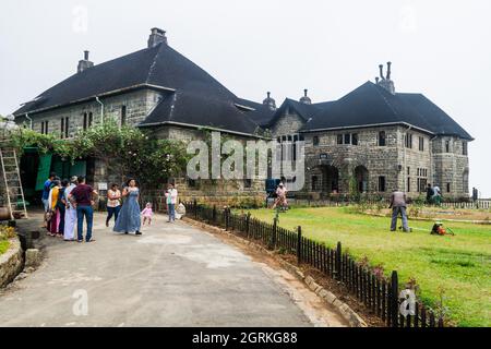 HAPUTALE, SRI LANKA - 16. JULI 2016: Touristen besuchen das Gelände des Klosters Adisham in der Nähe von Haputale. Stockfoto