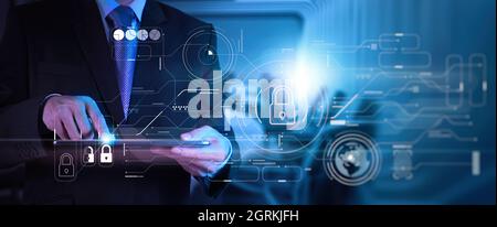 Cyber-Sicherheit und Datenschutz Informationen Datenschutz Internet-Technologie-Konzept.Geschäftsmann, der an modernen Computer-Show Vorhängeschloss zum Schutz busi Stockfoto