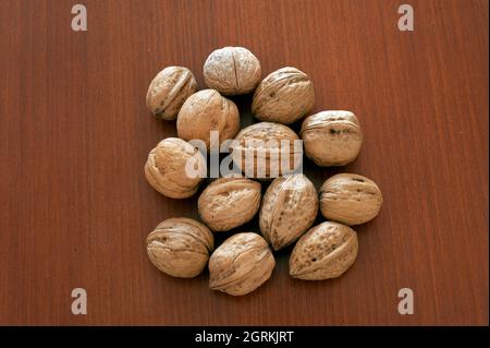 Walnüsse auf dem Schreibtisch Stockfoto