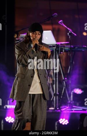 (9/27/2021) Arianna Del Ghiaccio alias Ariete, italienische Singer-Songwriterin bei einem Konzert in der Cavea des Auditorium Parco della Musica in Rom. Die sehr junge Musikerin, gerade zwanzig Jahre alt, war die Sängerin des Werbespot Cornetto Algida 2021 und bekannt für ihre Teilnahme an „X Factor“, die ihre Karriere als Popmusikerin, Singer-Songwriter, gefolgt von ihren ganz jungen Fans, markierte. Ein weiterer junger Musiker Tenth Sky eröffnet das Konzert. (Foto von Daniela Franceschelli/Pacific Press/Sipa USA) Stockfoto