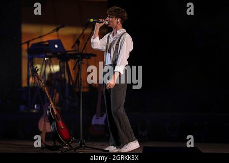 (9/27/2021) Arianna Del Ghiaccio alias Ariete, italienische Singer-Songwriterin bei einem Konzert in der Cavea des Auditorium Parco della Musica in Rom. Die sehr junge Musikerin, gerade zwanzig Jahre alt, war die Sängerin des Werbespot Cornetto Algida 2021 und bekannt für ihre Teilnahme an „X Factor“, die ihre Karriere als Popmusikerin, Singer-Songwriter, gefolgt von ihren ganz jungen Fans, markierte. Ein weiterer junger Musiker Tenth Sky eröffnet das Konzert. (Foto von Daniela Franceschelli/Pacific Press/Sipa USA) Stockfoto