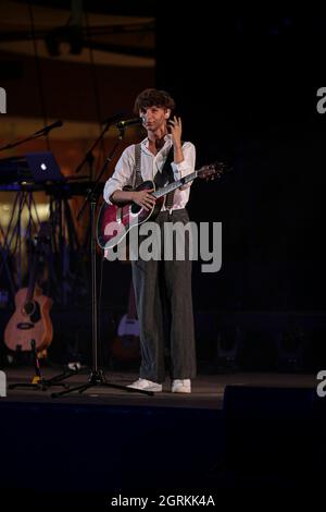 (9/27/2021) Arianna Del Ghiaccio alias Ariete, italienische Singer-Songwriterin bei einem Konzert in der Cavea des Auditorium Parco della Musica in Rom. Die sehr junge Musikerin, gerade zwanzig Jahre alt, war die Sängerin des Werbespot Cornetto Algida 2021 und bekannt für ihre Teilnahme an „X Factor“, die ihre Karriere als Popmusikerin, Singer-Songwriter, gefolgt von ihren ganz jungen Fans, markierte. Ein weiterer junger Musiker Tenth Sky eröffnet das Konzert. (Foto von Daniela Franceschelli/Pacific Press/Sipa USA) Stockfoto