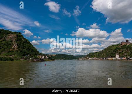 Panoramablick auf die Loreley-Felsen und das Schloss Katz am Rhein in Deutschland. Stockfoto