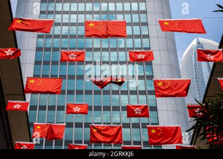 Eine chinesische Flagge, die während des Nationaltages zwischen zahlreichen chinesischen und Hongkonger Flaggen auf einem Markt gefaltet wurde, wurde in der ganzen Stadt zum 72. Nationalen Tag der Volksrepublik China in Hongkong in Reihen von chinesischen und Hongkonger Flaggen aufgestellt. (Foto von Katherine Cheng / SOPA Images/Sipa USA) Stockfoto