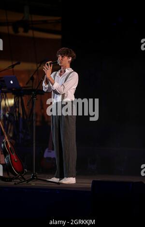 (9/27/2021) Arianna Del Ghiaccio alias Ariete, italienische Singer-Songwriterin bei einem Konzert in der Cavea des Auditorium Parco della Musica in Rom. Die sehr junge Musikerin, gerade zwanzig Jahre alt, war die Sängerin des Werbespot Cornetto Algida 2021 und bekannt für ihre Teilnahme an „X Factor“, die ihre Karriere als Popmusikerin, Singer-Songwriter, gefolgt von ihren ganz jungen Fans, markierte. Ein weiterer junger Musiker Tenth Sky eröffnet das Konzert. (Foto von Daniela Franceschelli/Pacific Press/Sipa USA) Stockfoto