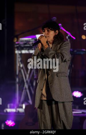 (9/27/2021) Arianna Del Ghiaccio alias Ariete, italienische Singer-Songwriterin bei einem Konzert in der Cavea des Auditorium Parco della Musica in Rom. Die sehr junge Musikerin, gerade zwanzig Jahre alt, war die Sängerin des Werbespot Cornetto Algida 2021 und bekannt für ihre Teilnahme an „X Factor“, die ihre Karriere als Popmusikerin, Singer-Songwriter, gefolgt von ihren ganz jungen Fans, markierte. Ein weiterer junger Musiker Tenth Sky eröffnet das Konzert. (Foto von Daniela Franceschelli/Pacific Press/Sipa USA) Stockfoto