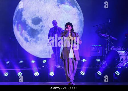 (9/27/2021) Arianna Del Ghiaccio alias Ariete, italienische Singer-Songwriterin bei einem Konzert in der Cavea des Auditorium Parco della Musica in Rom. Die sehr junge Musikerin, gerade zwanzig Jahre alt, war die Sängerin des Werbespot Cornetto Algida 2021 und bekannt für ihre Teilnahme an „X Factor“, die ihre Karriere als Popmusikerin, Singer-Songwriter, gefolgt von ihren ganz jungen Fans, markierte. Ein weiterer junger Musiker Tenth Sky eröffnet das Konzert. (Foto von Daniela Franceschelli/Pacific Press/Sipa USA) Stockfoto