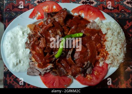 Türkischer Iskender-Döner Kebab. Stockfoto